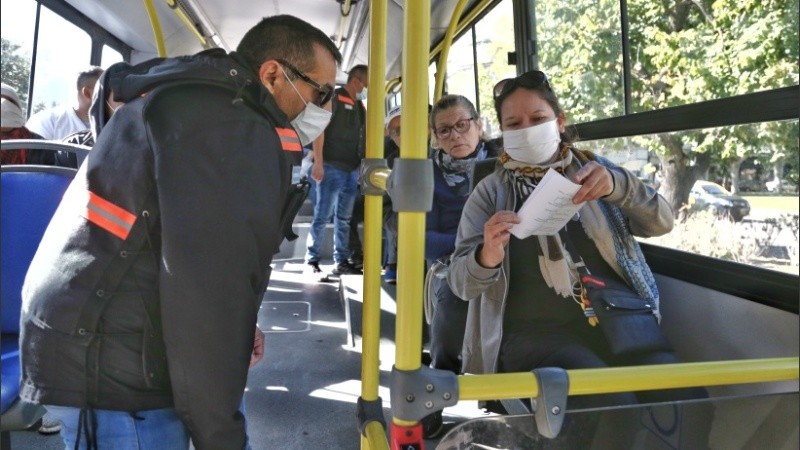 Los controles de este martes en colectivos en Corrientes y San Juan. 