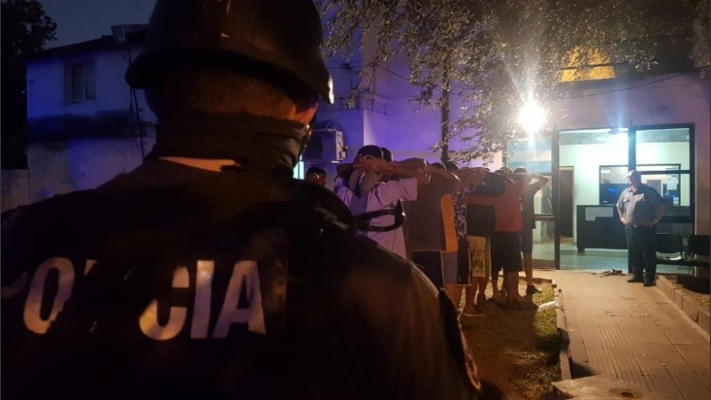 Los 15 detenidos esperarán la imputación en dependencia policial.