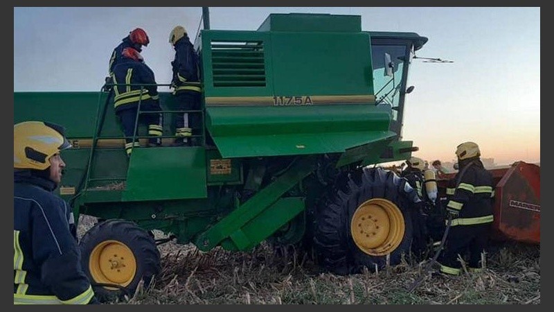 Los bomberos trabajando en el lugar de la tragedia. 