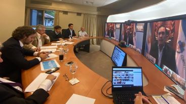 El presidente y sus colaboradores en videconferencia con los gobernadores.