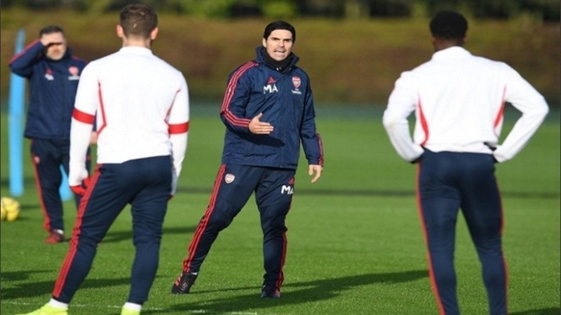 El español Miker Arteta dirige el entrenamiento de Arsenal.