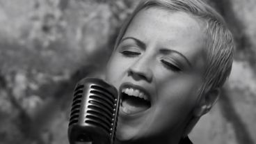 La fallecida cantante de The Canberries, Dolores O'Riordan, en el video de la canción "Zombie"