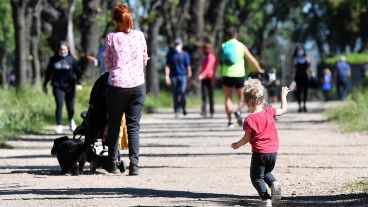 Chicos y grandes pudieron volver a caminar por el parque.