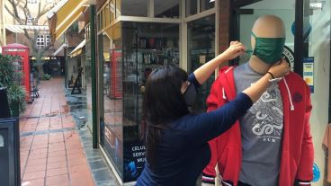 Gesto simbólico: hasta los maniquíes tendrán que usar tapabocas en el centro de Rosario.