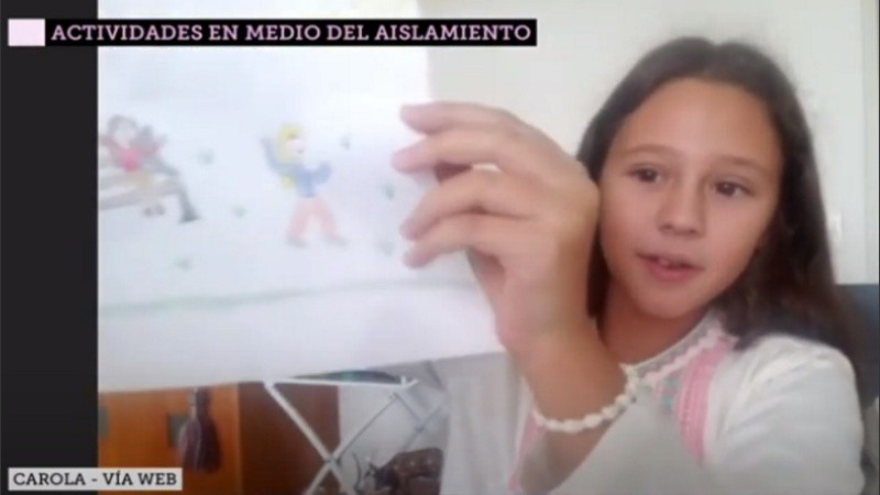 Carola muestra uno de sus hermosos dibujos. 