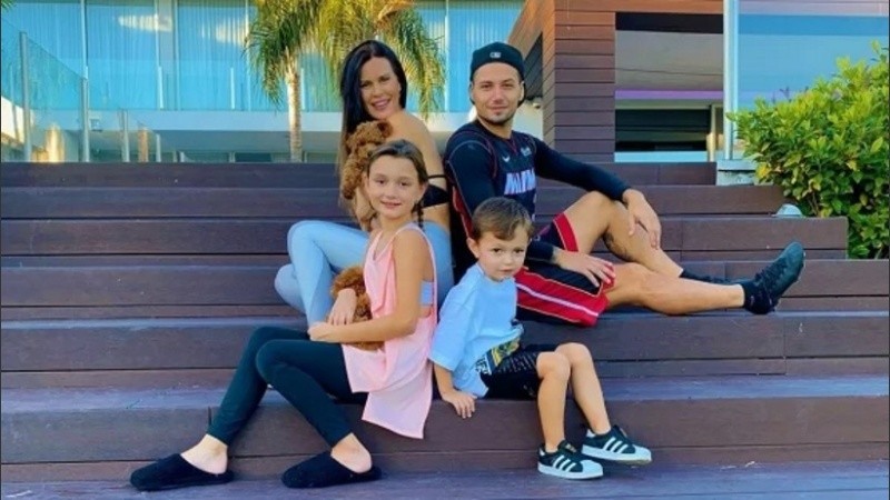 La familia con los caniches en la casa del Tigre. 