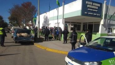 Detenidos en la comisaría de Coronel Vidal y un chancho en el baúl de un auto.