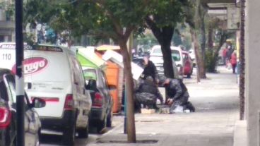 Los policías buscaban un artefacto en el contenedor.