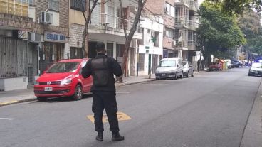 Los policías rodeaban la zona.