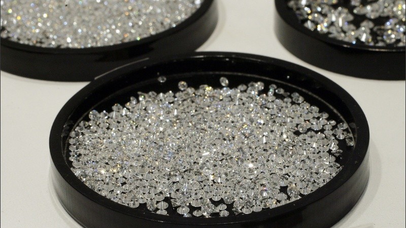 Buscan restringir el suministro de diamantes en bruto para proteger el mercado.