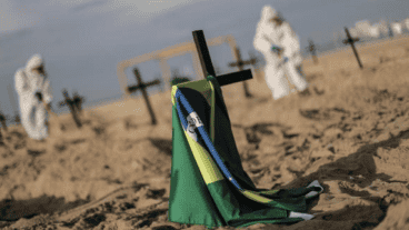 Una protesta contra Bolsonaro con fosas en la playa de Copacabana.