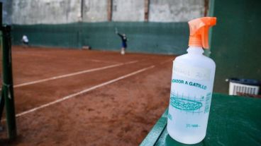 Alcohol en gel en una de las canchas de tenis ubicada en el centro rosarino