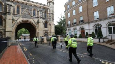 Un cordón policial permanecía este domingo en el Parque Forbury de Reading, Inglaterra