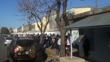 Mucha gente esperando ingresar al cementerio.