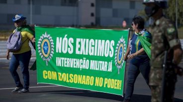 Grupos derechistas respaldaron al jefe de Estado y piden intervenir con militares.