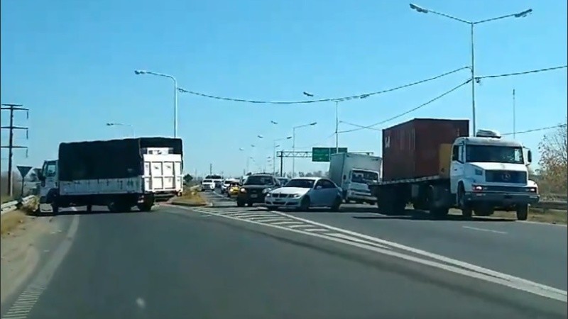 Caos vehicular en Circunvalación entre San Martín y Ayacucho. 