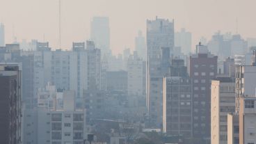 Humo en Rosario: el edificio del fondo es Corrientes y el río.