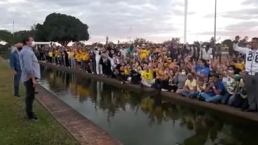 Bolsonaro se aproximó a poco más de dos metros de la gente, muchos sin barbijo ni distancia.