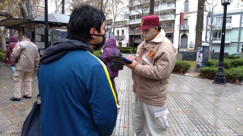 Controles en el centro para el uso obligatorio de tapabocas. 