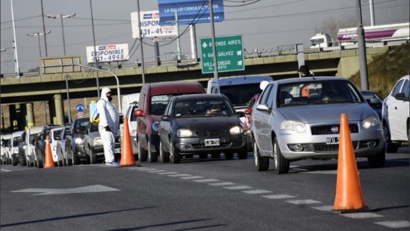 La ciudad mantienen controles sanitarios en los accesos.