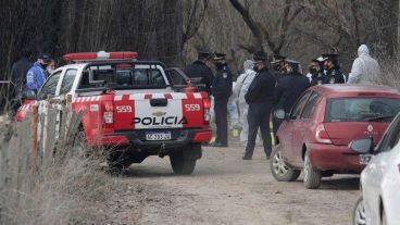 El operativo en el canal de riego donde fue encontrado el cuerpo.