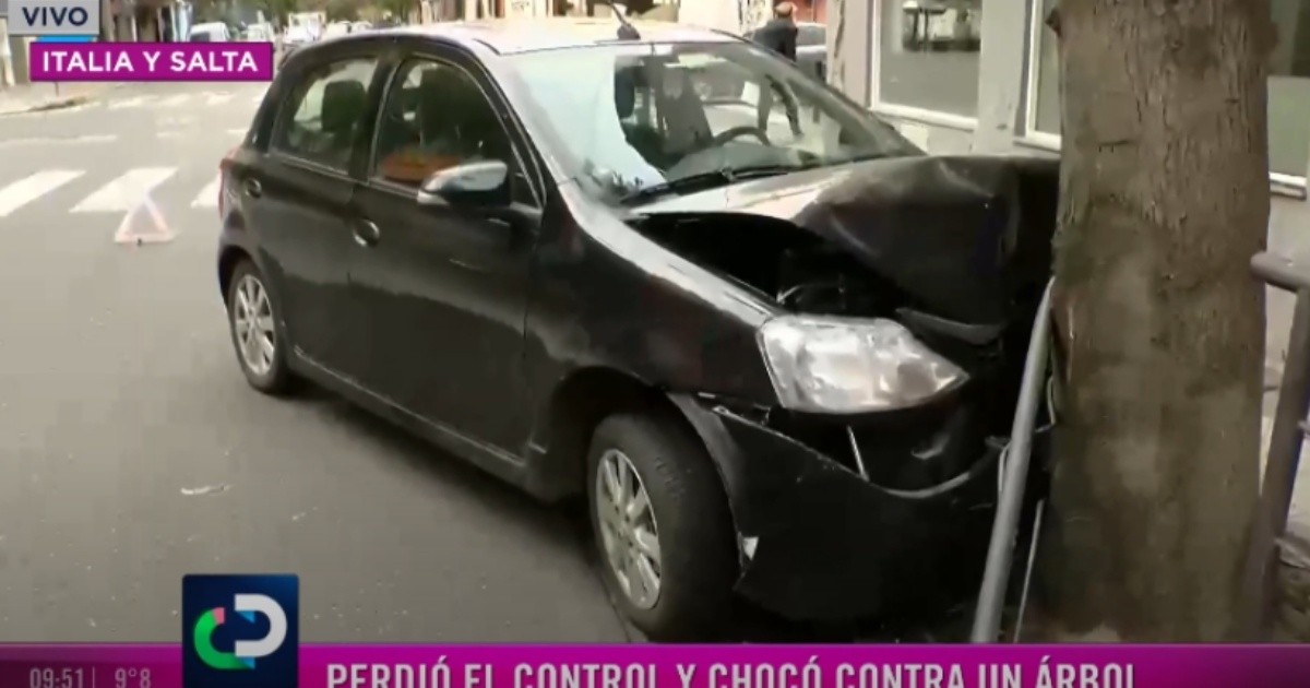 Violento choque en el centro perdió el control y dio contra un árbol Rosario3