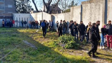 Los arrestados en el patio de la vivienda.