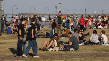 Los distintos parques de la ciudad se llenaron este lunes feriado.