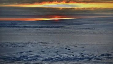 La hermosa imagen del sol sobre el hielo.