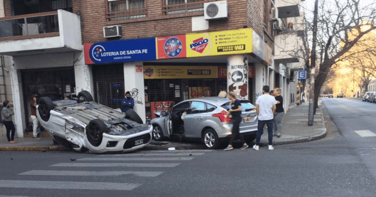 Impactante choque y vuelco en pleno centro de Rosario Rosario3