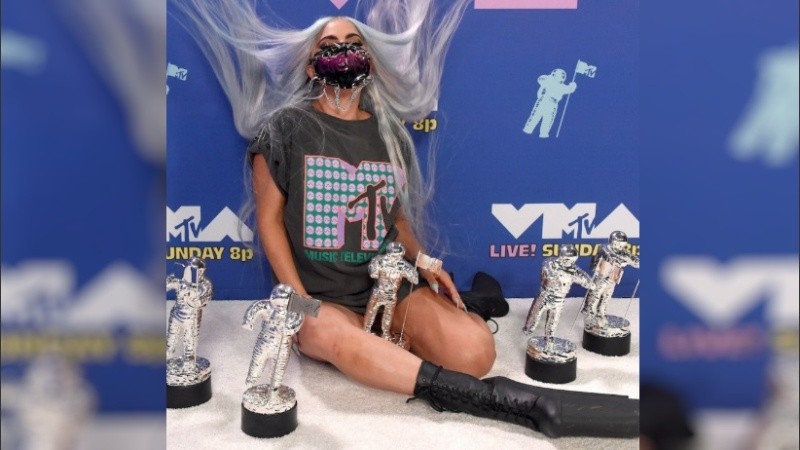 Lady Gaga rodeada por sus cinco MTV Awards: artista del año, premio Tricon por su labor filantrópica y Mejor canción, colaboración y videoclip