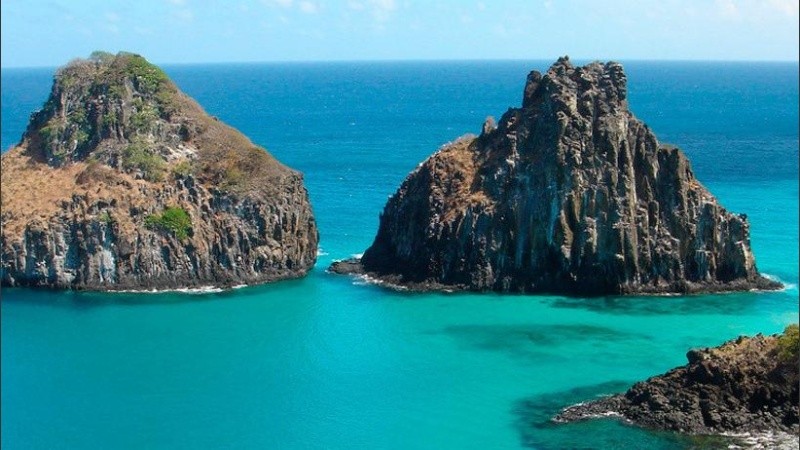 Vista de los peñones Dois Irmãos, en el archipiélago Fernando de Noronha, en Brasil.