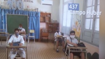 Distanciados y con barbijos, los chicos volvieron a pisar las escuelas