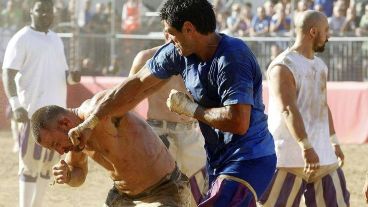 En el calcio histórico vale todo y el rosarino Marcelo Segundo lo sabe.