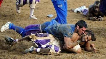 En el calcio histórico vale todo y el rosarino Marcelo Segundo lo sabe.