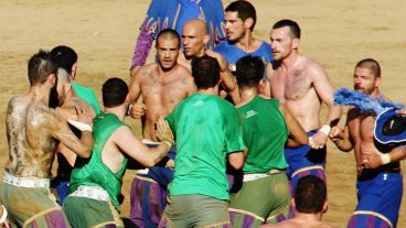 En el calcio histórico vale todo y se arman terribles bataholas.