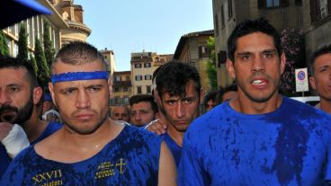 El rosarino Marcelo Segundo (derecha) en el calcio histórico de Italia.