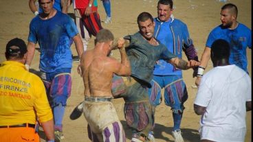 En el calcio histórico vale todo y se arman terribles bataholas.