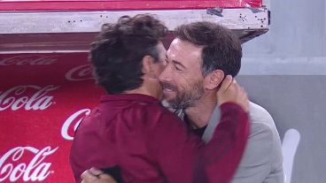 Los entrenadores de Central y River se fundieron en un abrazo en la previa