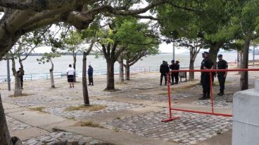 Presencia policial y municipal en la rambla a pesar del mal tiempo.