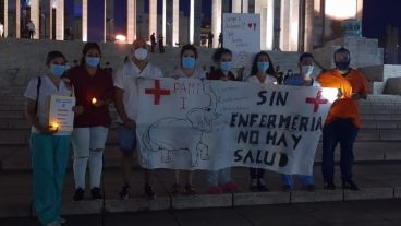 Manifestación con distanciamiento, barbijos, velas y en silencio.