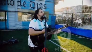 El cantante le hizo un homenaje inmejorable a Diego.