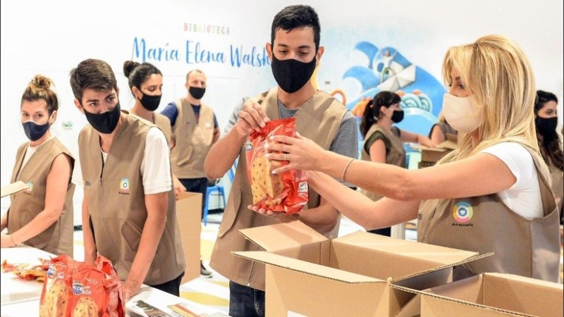 Fabiola Yañez en la acción solidaria. 