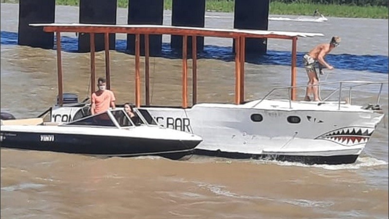 El bar flotante incautado en el río. 