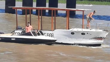 El bar flotante incautado en el río.