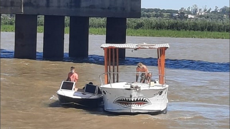 El bar flotante incautado en el río. 