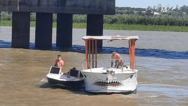 El bar flotante incautado en el río.