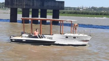 El bar flotante incautado en el río.