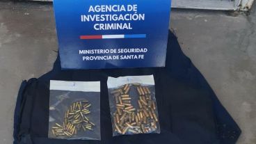 Durante los allanamientos se secuestraron armas y municiones.