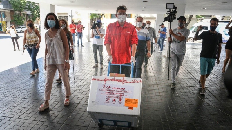 El arribo de las primeras dosis al Cemar de Rosario, donde las esperaba el intendente. 